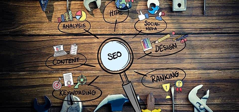 2020 SEO Trendleri bulunur masanın üstündeki Seo yazısının etrafında analysıs, html, socıal medıa, desıgn, rankıng, keywordıng, content yazılarında