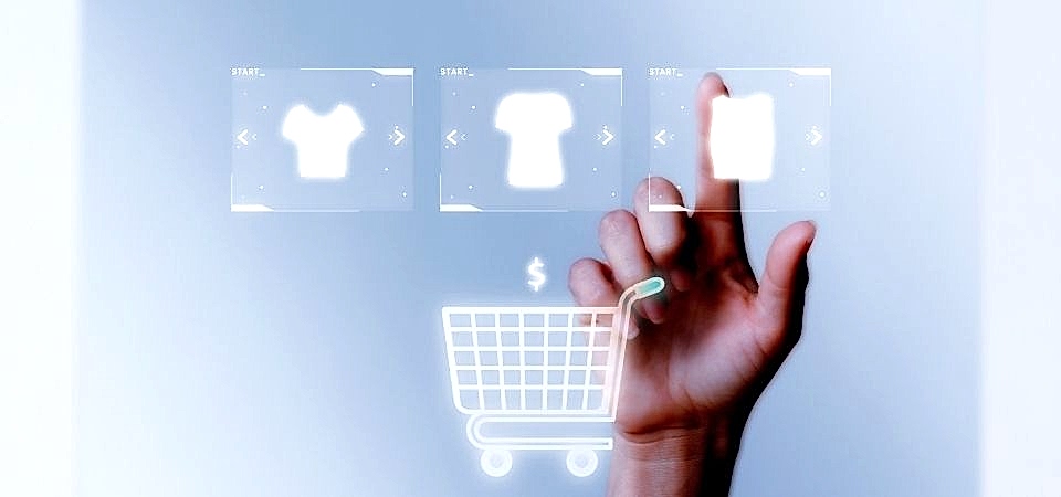 E-ticaret bilgi sistemi bulunur elin yanındaki elbise ve alışveriş arabasının içinde