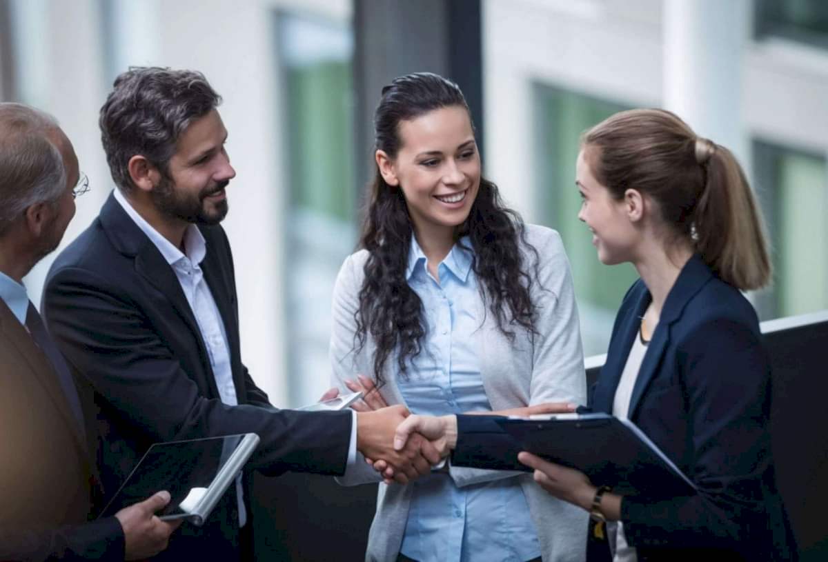 küçük işimi nasıl büyütebilirim fuara katılan erkekler ve kadınlar tokalaşıyor