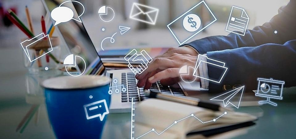 küçük işimi nasıl büyütebilirim laptopta birşeyler yazan eller çeşitli ıkonlar