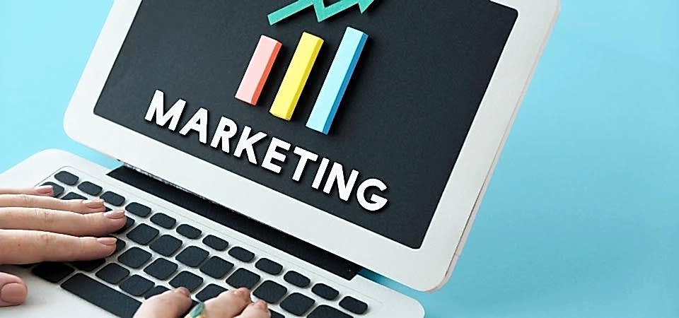 Google AdWords Sertifikası bulunur siyah tuşlar ile yazı yazan parmaklar ve beyaz bilgisayarın siyah ekranında.